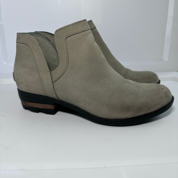 SOREL Women Lolla Cut Out Bootie Oatmeal Tan Taupe Ankle Outdoor Leather 9.5 - Picture 2 of 8